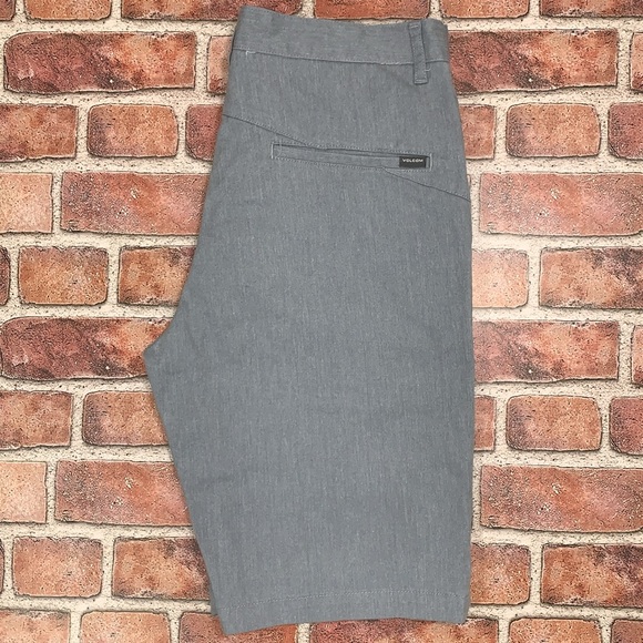 Mens Volcom flat front shorts. Size 31 - Picture 3 of 7